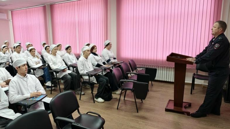 В Ефремовском районе полицейские провели серию профориентационных встреч в рамках акции «Студенческий десант»