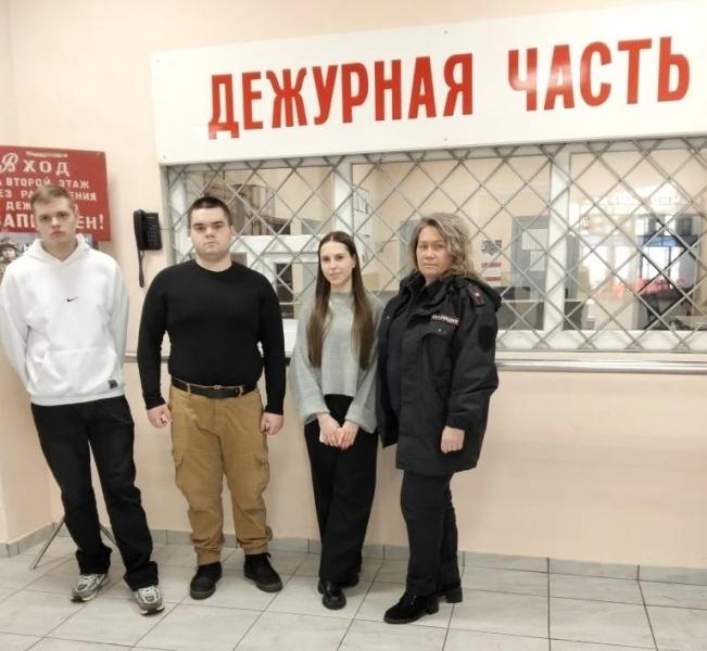 В Ефремовском районе полицейские провели серию профориентационных встреч в рамках акции «Студенческий десант» В Ефремовском районе полицейские провели серию профориентационных встреч в рамках акции «Студенческий десант»