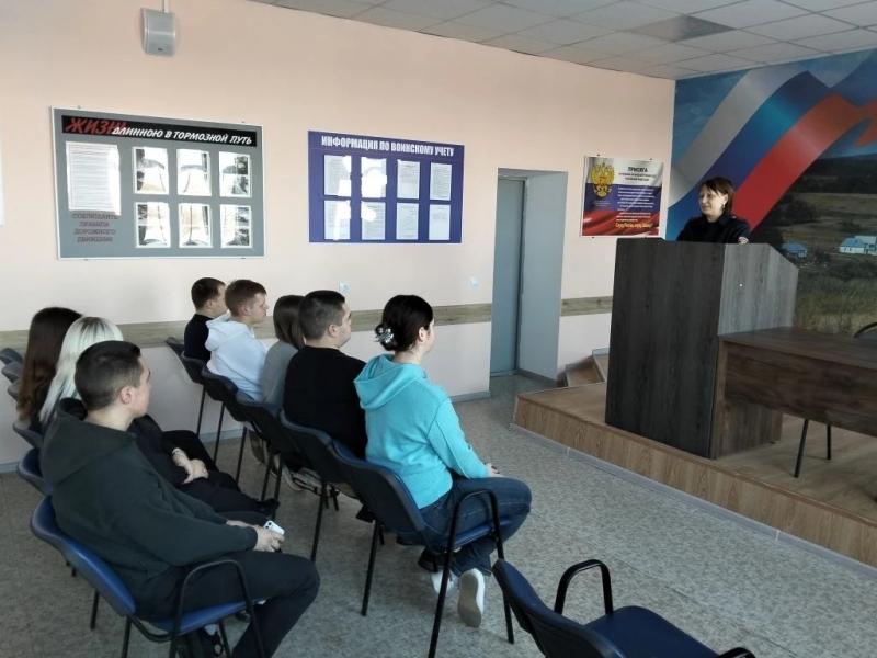 В Ефремовском районе полицейские провели серию профориентационных встреч в рамках акции «Студенческий десант» В Ефремовском районе полицейские провели серию профориентационных встреч в рамках акции «Студенческий десант»