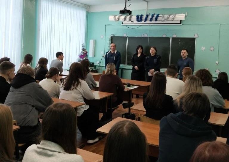 В Ефремовском районе полицейские провели серию профориентационных встреч в рамках акции «Студенческий десант» В Ефремовском районе полицейские провели серию профориентационных встреч в рамках акции «Студенческий десант»