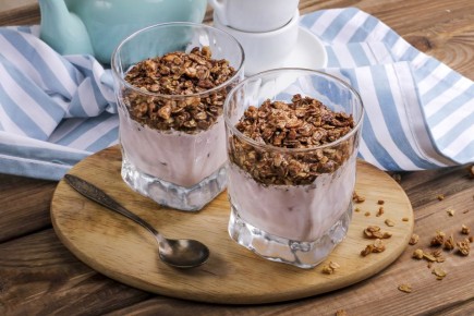 Гранола с черникой и йогуртом: простой утренний ритуал без суеты