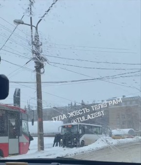 Автобус застрял на трамвайных путях на перекрестке ул. Болдина и пр. Ленина