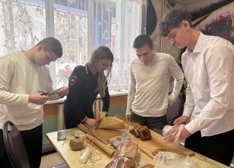 Сотрудники отдела Госавтоинспекции ОМВД России по городу Новомосковску Тульской области совместно с ЮИД и волонтерами приняли участие во Всероссийской акции «Блокадный хлеб» Сотрудники отдела Госавтоинспекции ОМВД России по городу Новомосковску Тульской области совместно с ЮИД и волонтерами приняли участие во Всероссийской акции «Блокадный хлеб»