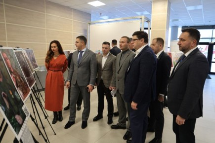 Депутаты гордумы посетили фотовыставку «Герои СВОей земли», посвященную участникам специальной военной операции