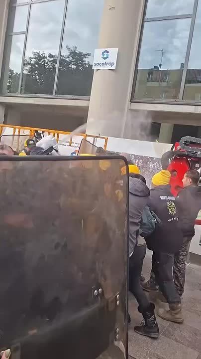 В Тулузе произошли ожесточённые столкновения между протестующими фермерами и силами правопорядка — LeMonde