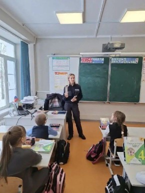 Инспектор по пропаганде отделения Госавтоинспекции ОМВД России по Киреевскому району Тульской области провела профилактическую беседу о важности правильной перевозки детей