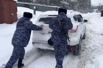 Росгвардейцы оказали помощь водителям во время снегопада в Тульской области