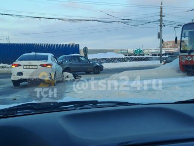 Трамвайное движение на проспекте Ленина остановилось из-за ДТП на путях