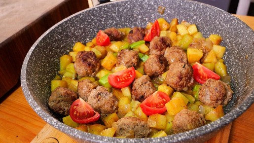 Сытное жаркое с картошкой и фрикадельками для всей семьи