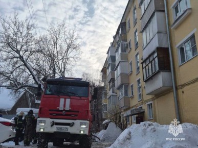 В Туле пожарные спасли трёх человек из горящей квартиры в пятиэтажке на улице Октябрьской