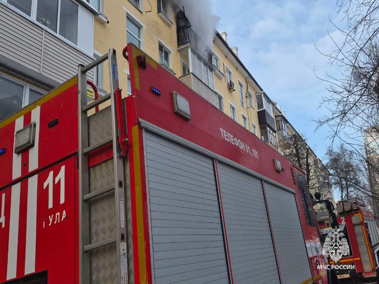 В Туле пожарные спасли трёх человек из горящей квартиры в пятиэтажке на улице Октябрьской В Туле пожарные спасли трёх человек из горящей квартиры в пятиэтажке на улице Октябрьской