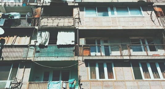 Скрытые запреты для жильцов МКД: что нельзя делать во дворе, на балконе и на фасаде дома