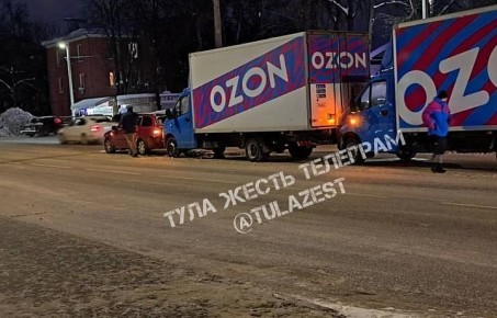 Два грузовика Ozon и легковой автомобиль столкнулись в Туле вечером 1 февраля