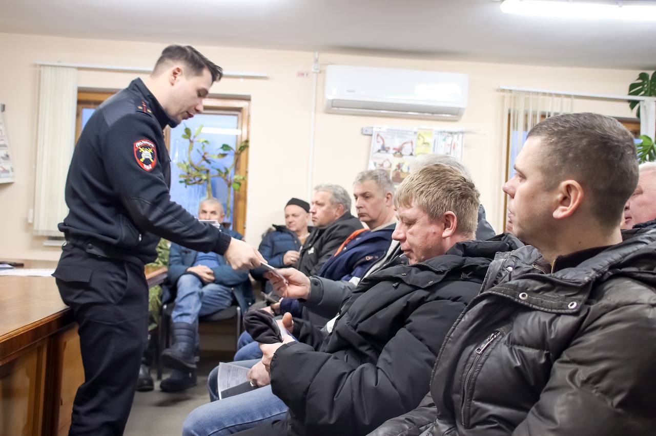 Сотрудники Госавтоинспекции города Тулы совместно с инспектором 71-й военной автомобильной инспекцией (территориальной) ВС РФ провели профилактическую беседу с водительским составом оборонного предприятия Сотрудники Госавтоинспекции города Тулы совместно с инспектором 71-й военной автомобильной инспекцией (территориальной) ВС РФ провели профилактическую беседу с водительским составом оборонного предприятия