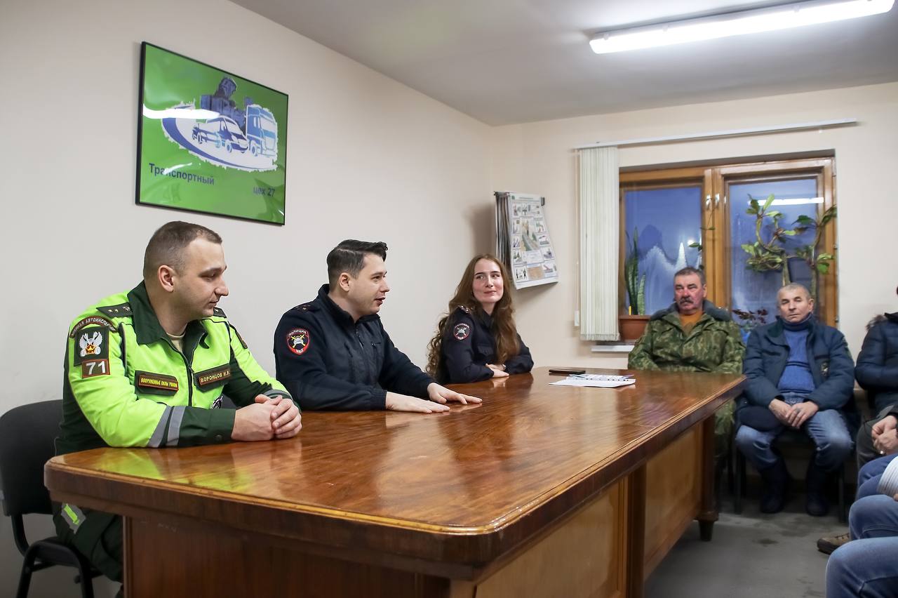 Сотрудники Госавтоинспекции города Тулы совместно с инспектором 71-й военной автомобильной инспекцией (территориальной) ВС РФ провели профилактическую беседу с водительским составом оборонного предприятия Сотрудники Госавтоинспекции города Тулы совместно с инспектором 71-й военной автомобильной инспекцией (территориальной) ВС РФ провели профилактическую беседу с водительским составом оборонного предприятия