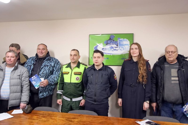 Сотрудники Госавтоинспекции города Тулы совместно с инспектором 71-й военной автомобильной инспекцией (территориальной) ВС РФ провели профилактическую беседу с водительским составом оборонного предприятия
