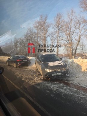 На Веневском шоссе столкнулись две легковушки