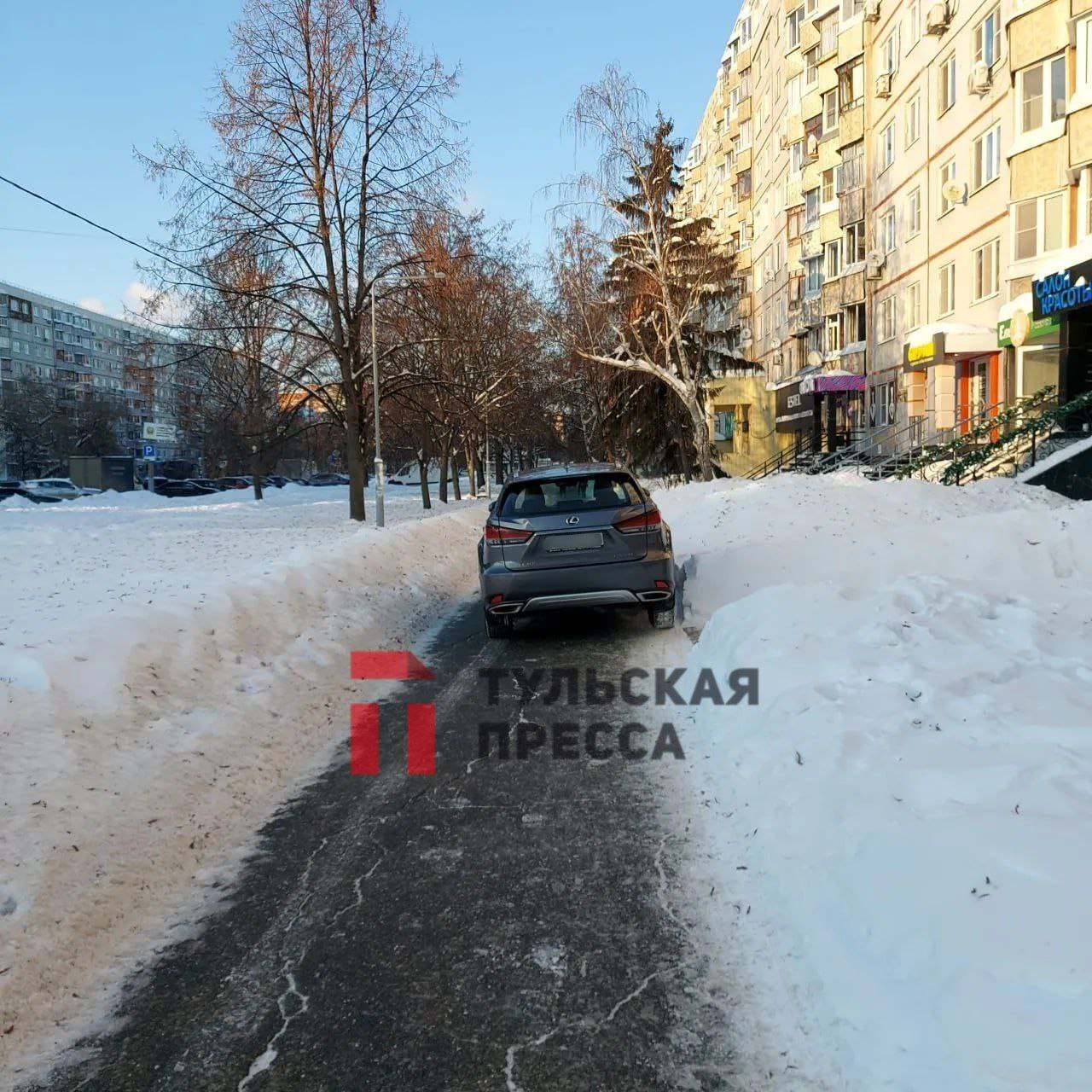 Наглый Lexus заметили в центре Тулы Наглый Lexus заметили в центре Тулы