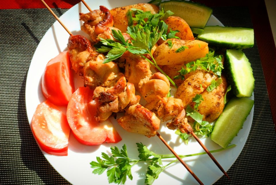 Курица на шпажках с картошкой: быстро и вкусно