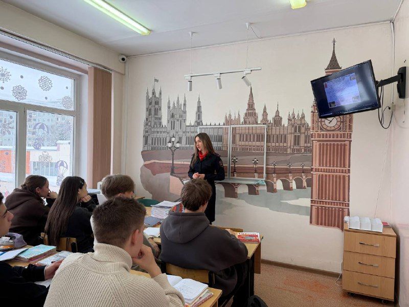 В Туле в рамках акции «Будь в форме!» сотрудники Госавтоинспекции провели профориентационные встречи со старшеклассниками