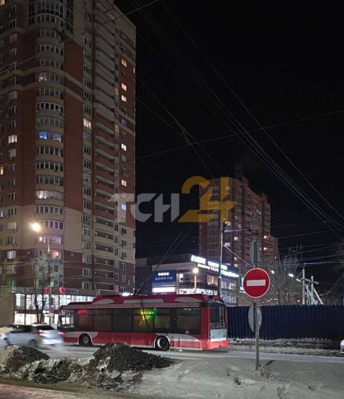 А вот и тот самый троллейбус, из-за которого всё стоит