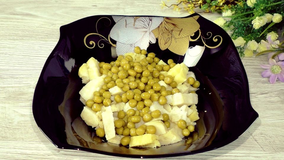 Салат с квашеной капустой: вкусная классика на вашем столе