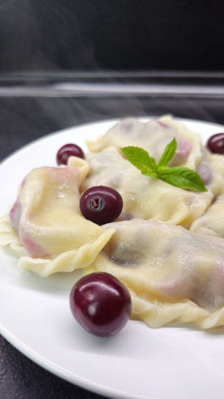 Ностальгия на тарелке: готовим вареники с вишней