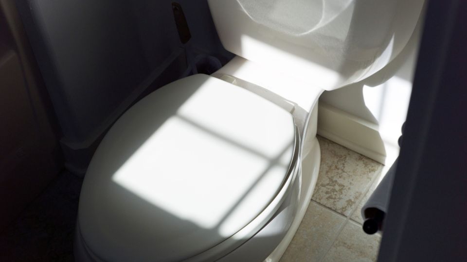 Бачок унитаза больше никогда не потечет: заливайте раз в год в него вот что