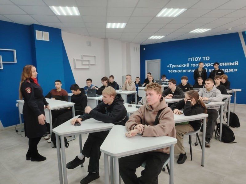 В Туле полицейские и представители Общественного совета при УМВД провели профилактическую встречу со студентами по предупреждению правонарушений в молодежной среде