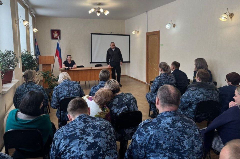 В Тулуне сотрудники Госавтоинспекции проводят профилактические беседы с трудовыми коллективами