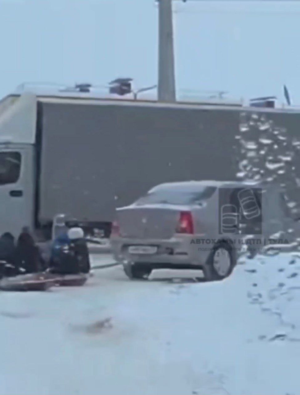 Отец года: туляк привязал тюбинг к машине и катал детей по дороге