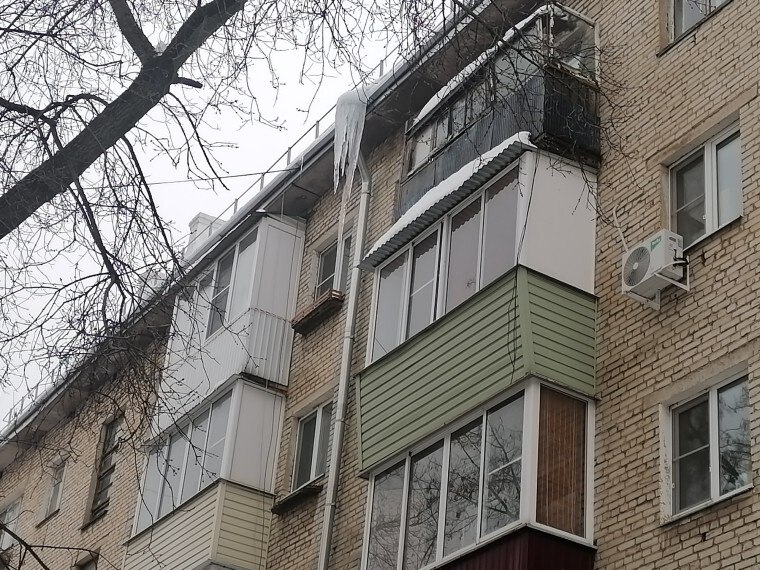Кровли многоквартирных домов проверяют на наличие наледи
