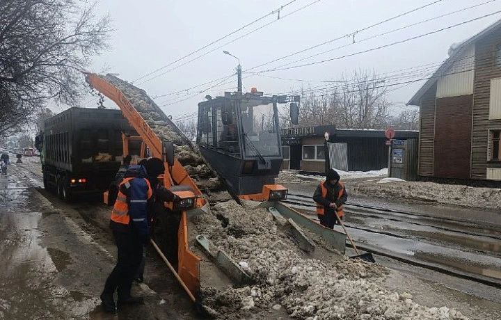 За сутки на дороги Тулы высыпали 95 тонн песка и реагентов