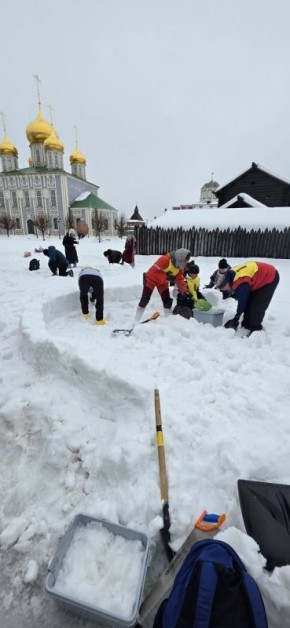 Кстати, сейчас в тульском кремле проходит фестиваль по постройке снежных хижин