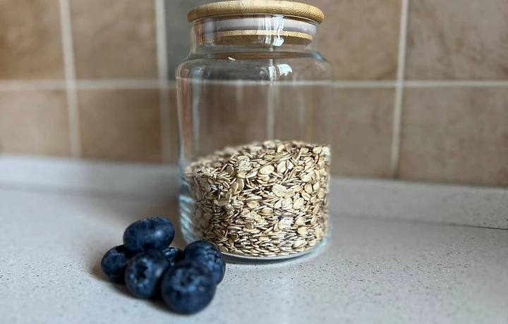 Овсянка быстрого приготовления — в основном быстрые углеводы: высокий ГИ вызывает скачок и падение сахара, каша бедна белком и жирами и легко превращается в сладкий десерт