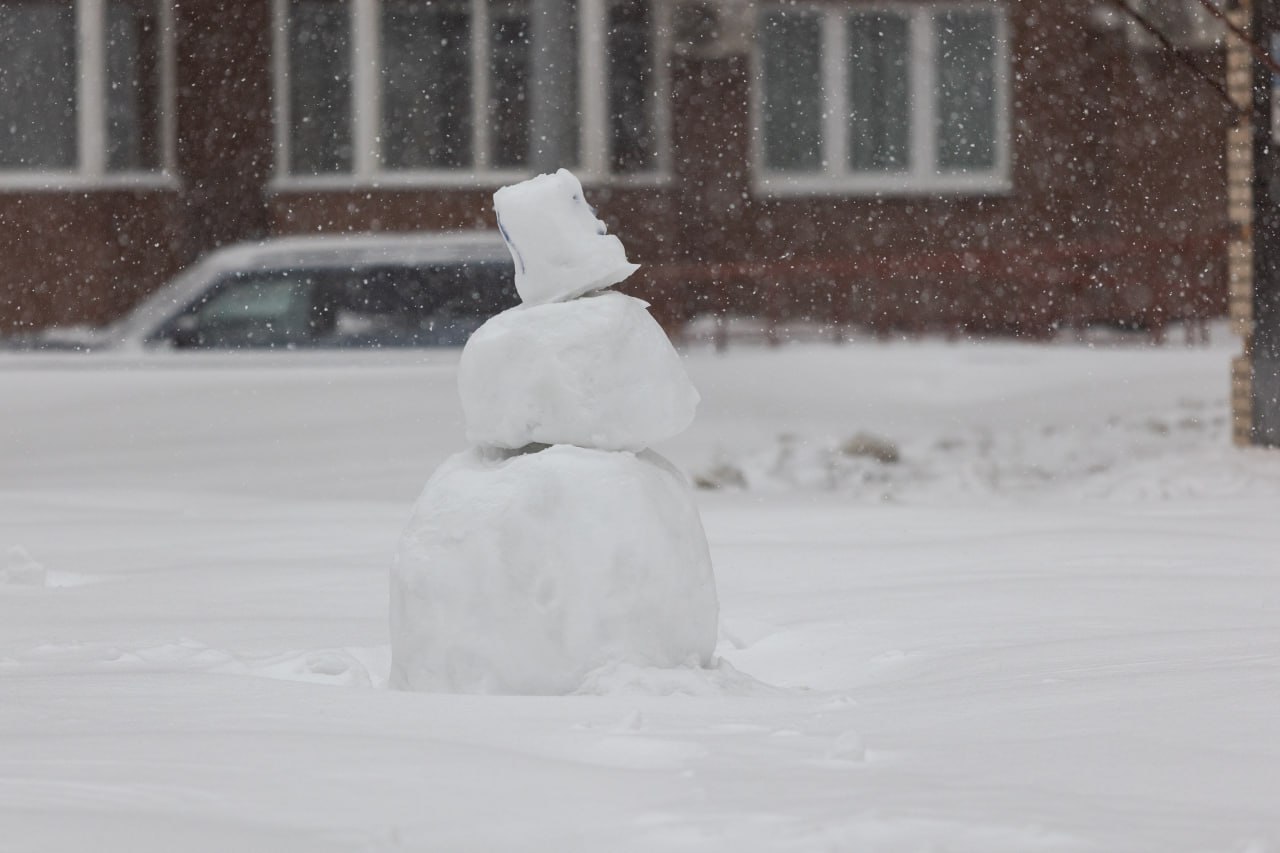 «Сегодня дрянная погода, снег чуть не по колено» «Сегодня дрянная погода, снег чуть не по колено»