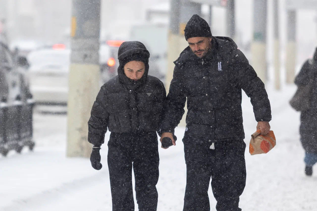 «Сегодня дрянная погода, снег чуть не по колено» «Сегодня дрянная погода, снег чуть не по колено»