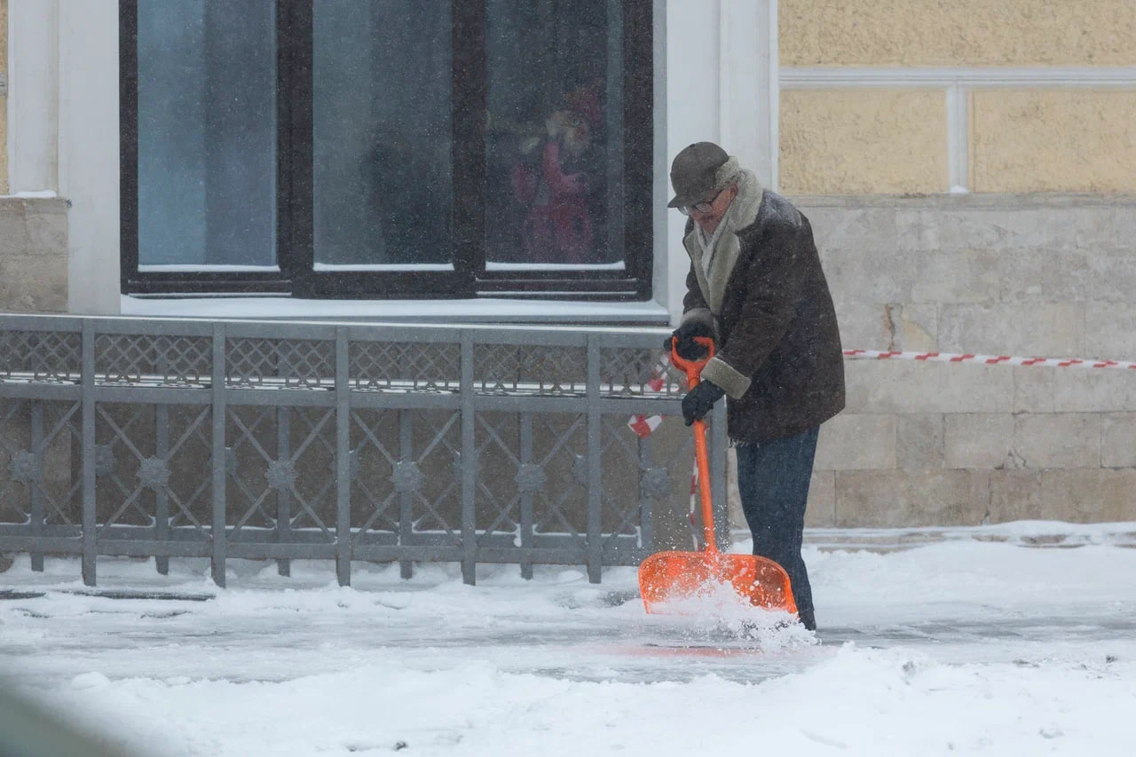 «Сегодня дрянная погода, снег чуть не по колено» «Сегодня дрянная погода, снег чуть не по колено»