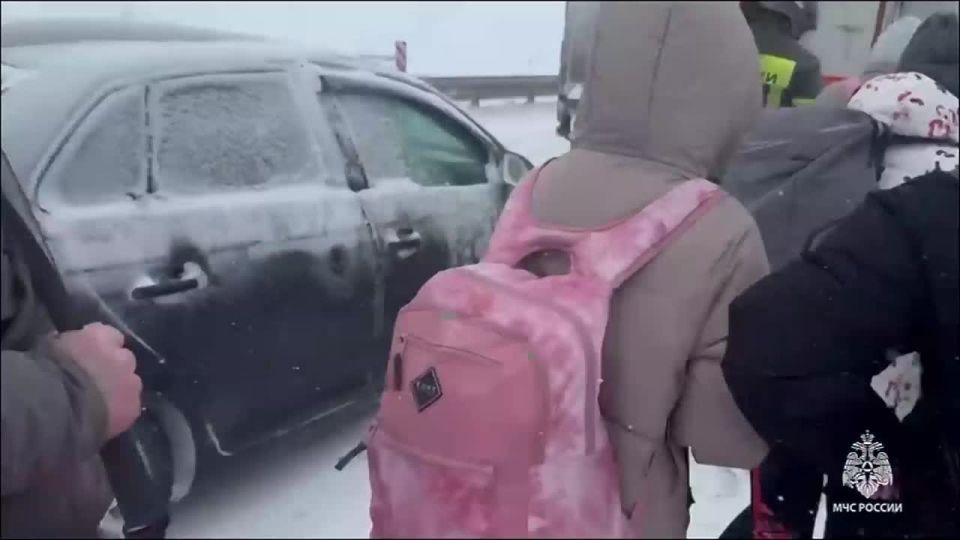 На М-4 в Тульской области из многокилометровой пробки спасатели МЧС эвакуировали 13 школьников