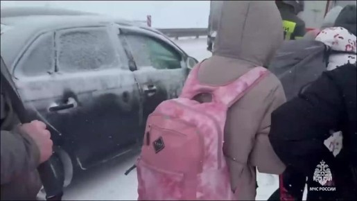 На М-4 в Тульской области из многокилометровой пробки спасатели МЧС эвакуировали 13 школьников