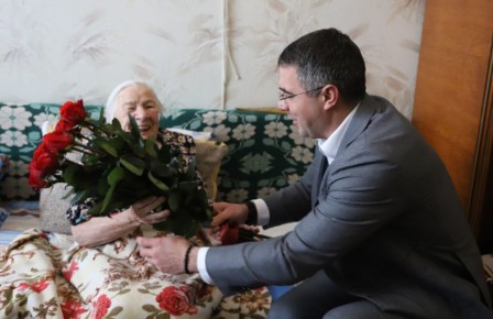 Глава города Тулы Алексей Эрк поздравил участника Великой Отечественной войны, Почетного гражданина города-героя Тулы Лидию Васильевну Забиякину со 102-летием