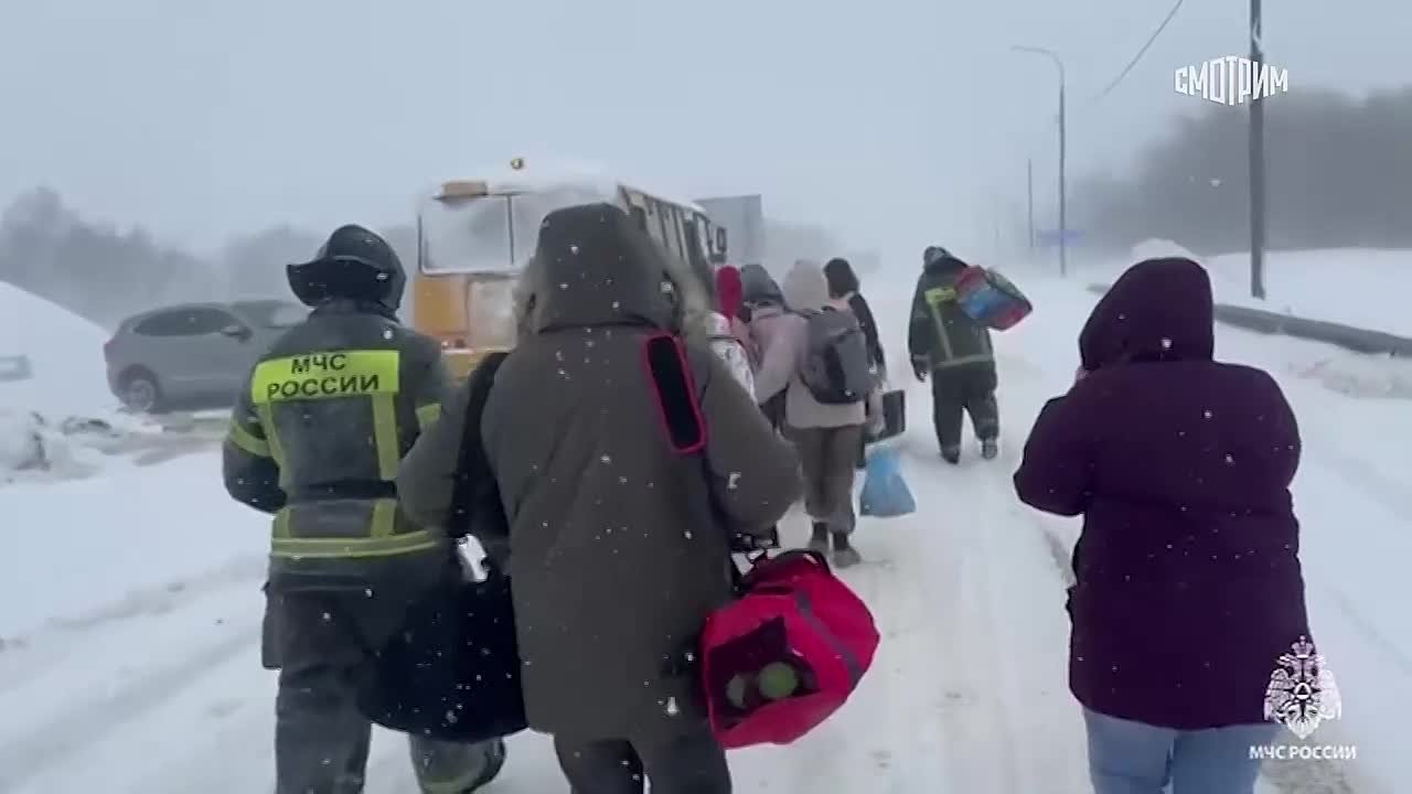 Метель и гололед спровоцировали множественные ДТП и пробки на трассе М-4 "Дон"
