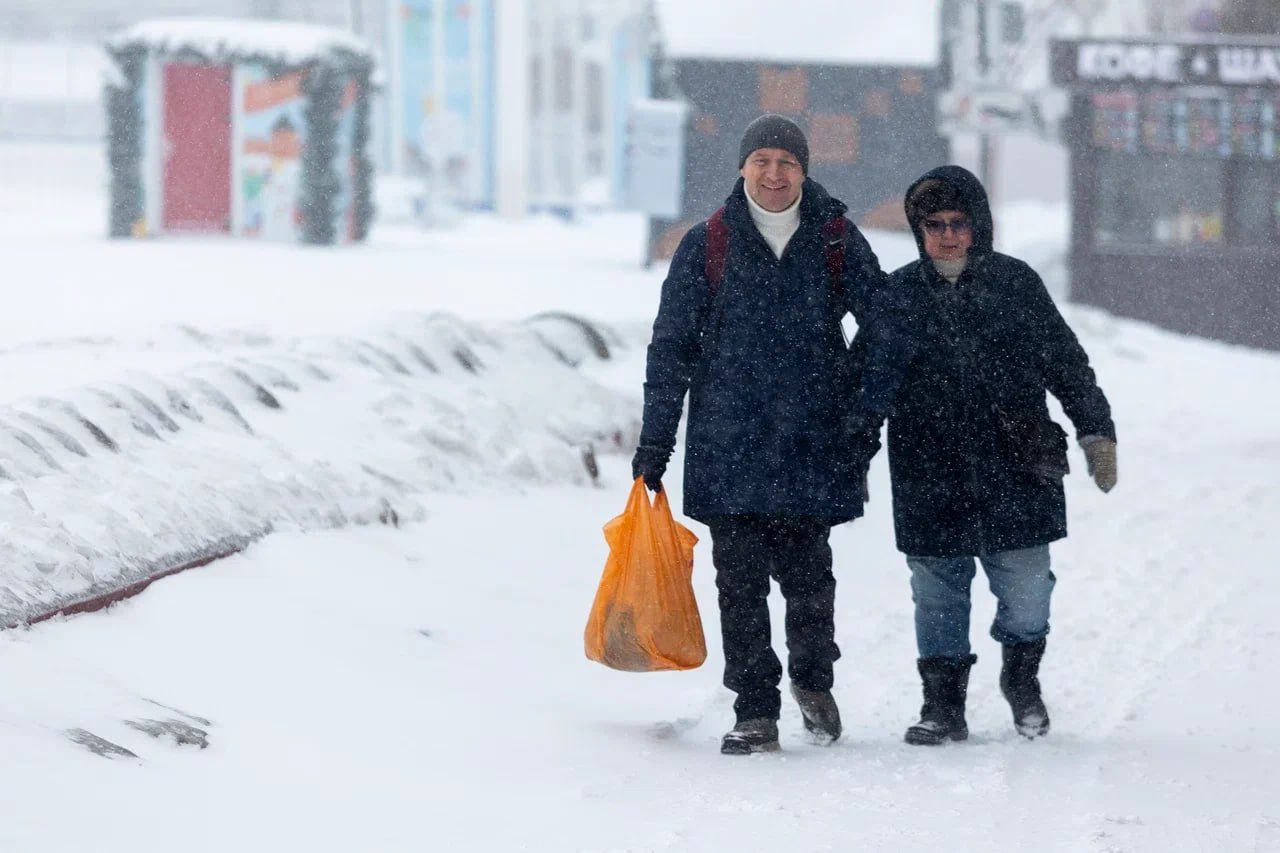 «Сегодня дрянная погода, снег чуть не по колено» «Сегодня дрянная погода, снег чуть не по колено»