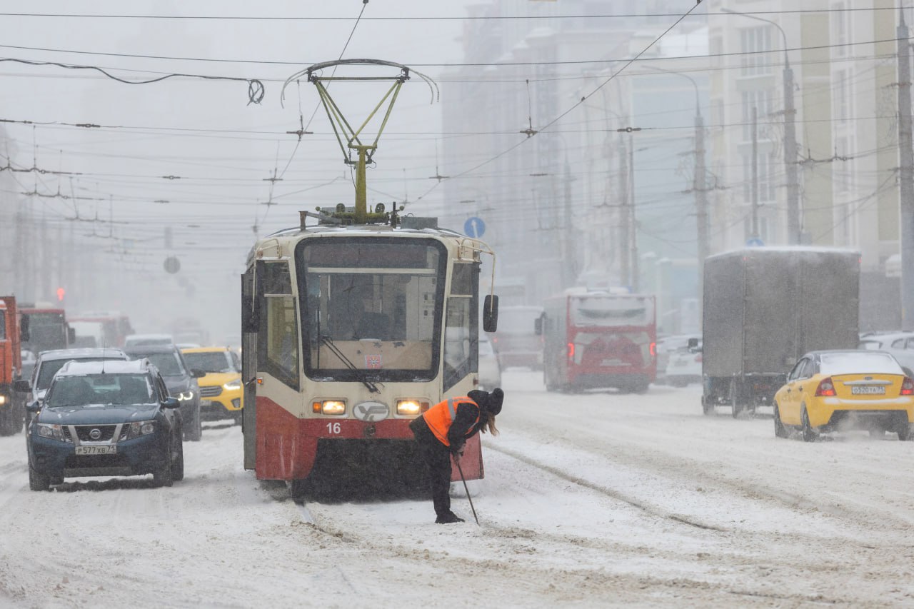 «Сегодня дрянная погода, снег чуть не по колено» «Сегодня дрянная погода, снег чуть не по колено»