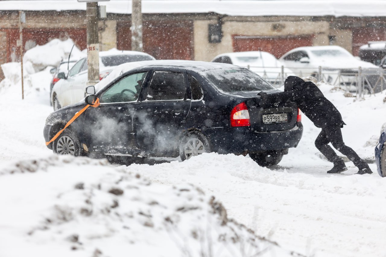 «Сегодня дрянная погода, снег чуть не по колено» «Сегодня дрянная погода, снег чуть не по колено»