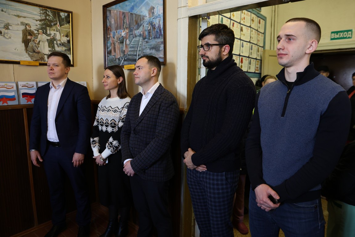 Глава города Тулы Алексей Эрк, первые заместители председателя Тульской городской Думы Анастасия Дементьева и Евгений Смолянинов, депутаты гордумы в преддверии Дня защитника Отечества навестили бойцов, находящихся на лечении... Глава города Тулы Алексей Эрк, первые заместители председателя Тульской городской Думы Анастасия Дементьева и Евгений Смолянинов, депутаты гордумы в преддверии Дня защитника Отечества навестили бойцов, находящихся на лечении...