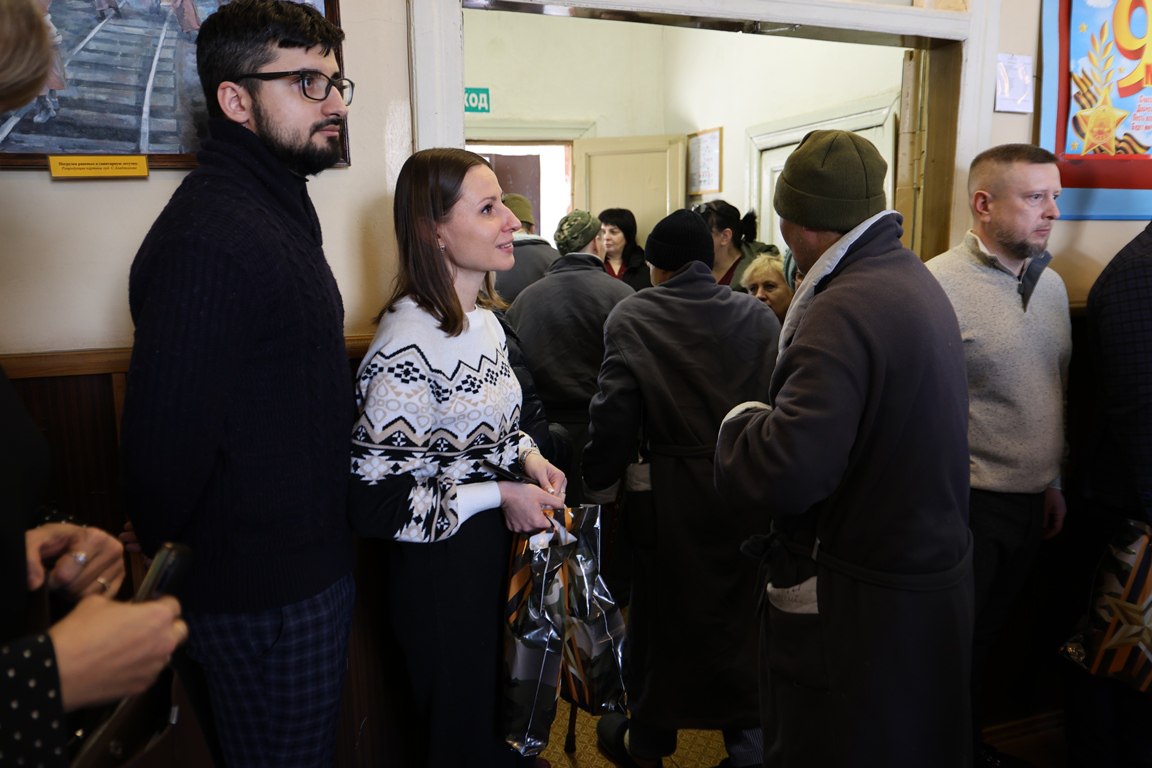 Глава города Тулы Алексей Эрк, первые заместители председателя Тульской городской Думы Анастасия Дементьева и Евгений Смолянинов, депутаты гордумы в преддверии Дня защитника Отечества навестили бойцов, находящихся на лечении... Глава города Тулы Алексей Эрк, первые заместители председателя Тульской городской Думы Анастасия Дементьева и Евгений Смолянинов, депутаты гордумы в преддверии Дня защитника Отечества навестили бойцов, находящихся на лечении...