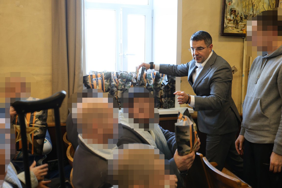 Глава города Тулы Алексей Эрк, первые заместители председателя Тульской городской Думы Анастасия Дементьева и Евгений Смолянинов, депутаты гордумы в преддверии Дня защитника Отечества навестили бойцов, находящихся на лечении... Глава города Тулы Алексей Эрк, первые заместители председателя Тульской городской Думы Анастасия Дементьева и Евгений Смолянинов, депутаты гордумы в преддверии Дня защитника Отечества навестили бойцов, находящихся на лечении...