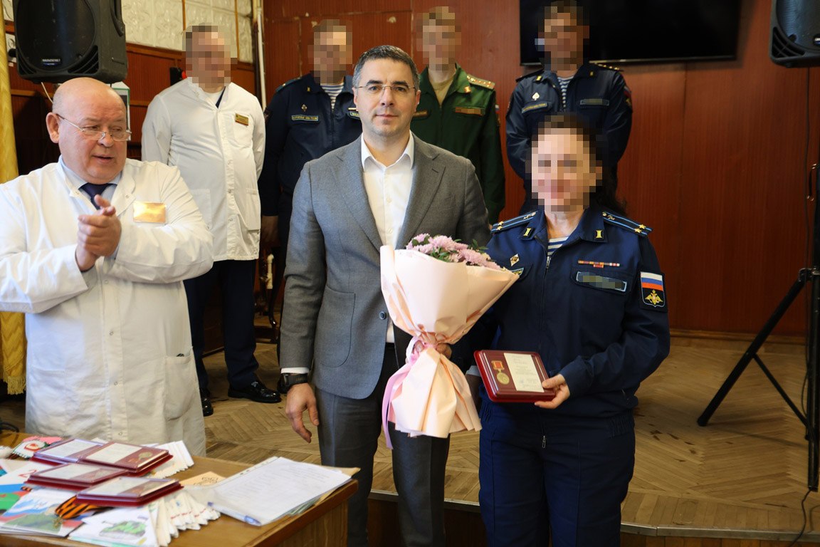 Глава города Тулы Алексей Эрк, первые заместители председателя Тульской городской Думы Анастасия Дементьева и Евгений Смолянинов, депутаты гордумы в преддверии Дня защитника Отечества навестили бойцов, находящихся на лечении... Глава города Тулы Алексей Эрк, первые заместители председателя Тульской городской Думы Анастасия Дементьева и Евгений Смолянинов, депутаты гордумы в преддверии Дня защитника Отечества навестили бойцов, находящихся на лечении...