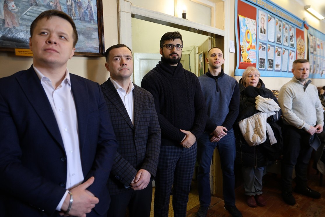 Глава города Тулы Алексей Эрк, первые заместители председателя Тульской городской Думы Анастасия Дементьева и Евгений Смолянинов, депутаты гордумы в преддверии Дня защитника Отечества навестили бойцов, находящихся на лечении... Глава города Тулы Алексей Эрк, первые заместители председателя Тульской городской Думы Анастасия Дементьева и Евгений Смолянинов, депутаты гордумы в преддверии Дня защитника Отечества навестили бойцов, находящихся на лечении...